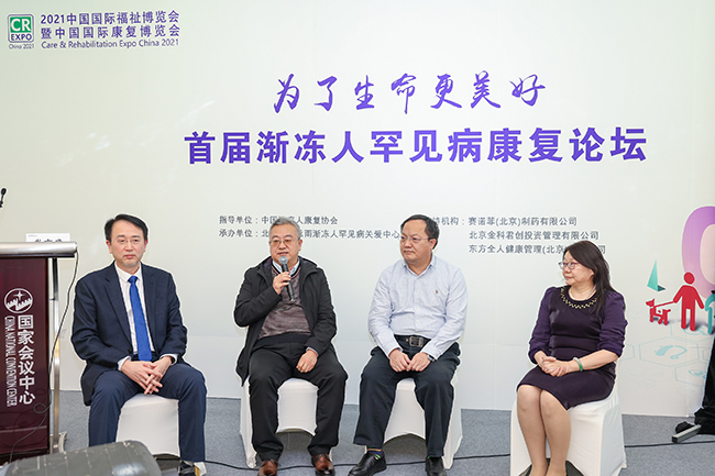 图为专家在进行专题交流